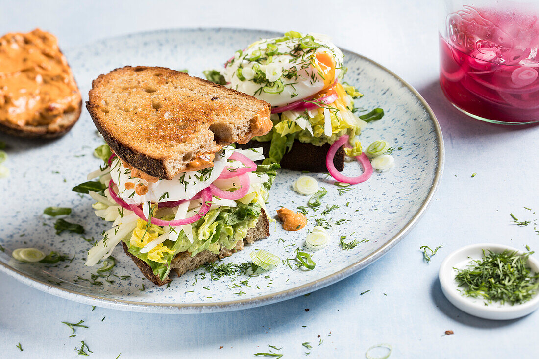 Landbrot-Sandwich mit eingelegten Zwiebeln und Spiegelei