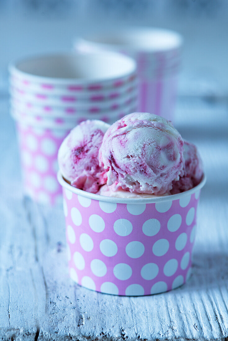 Raspberry yogurt ice cream