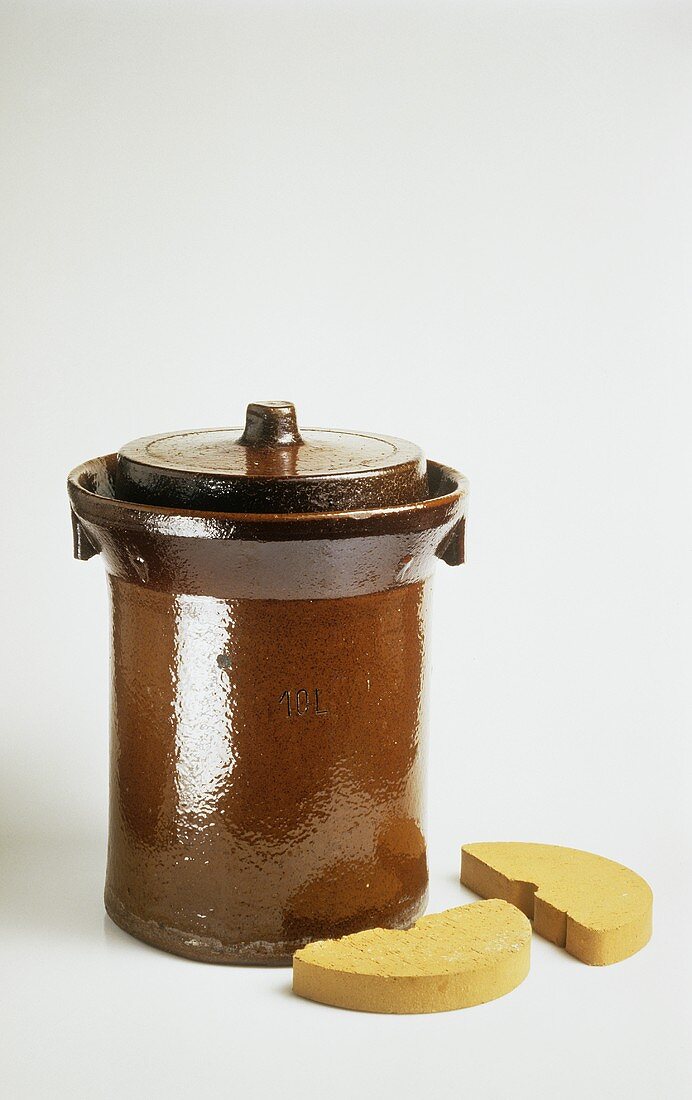 Special stoneware cooking pot and weighting stone
