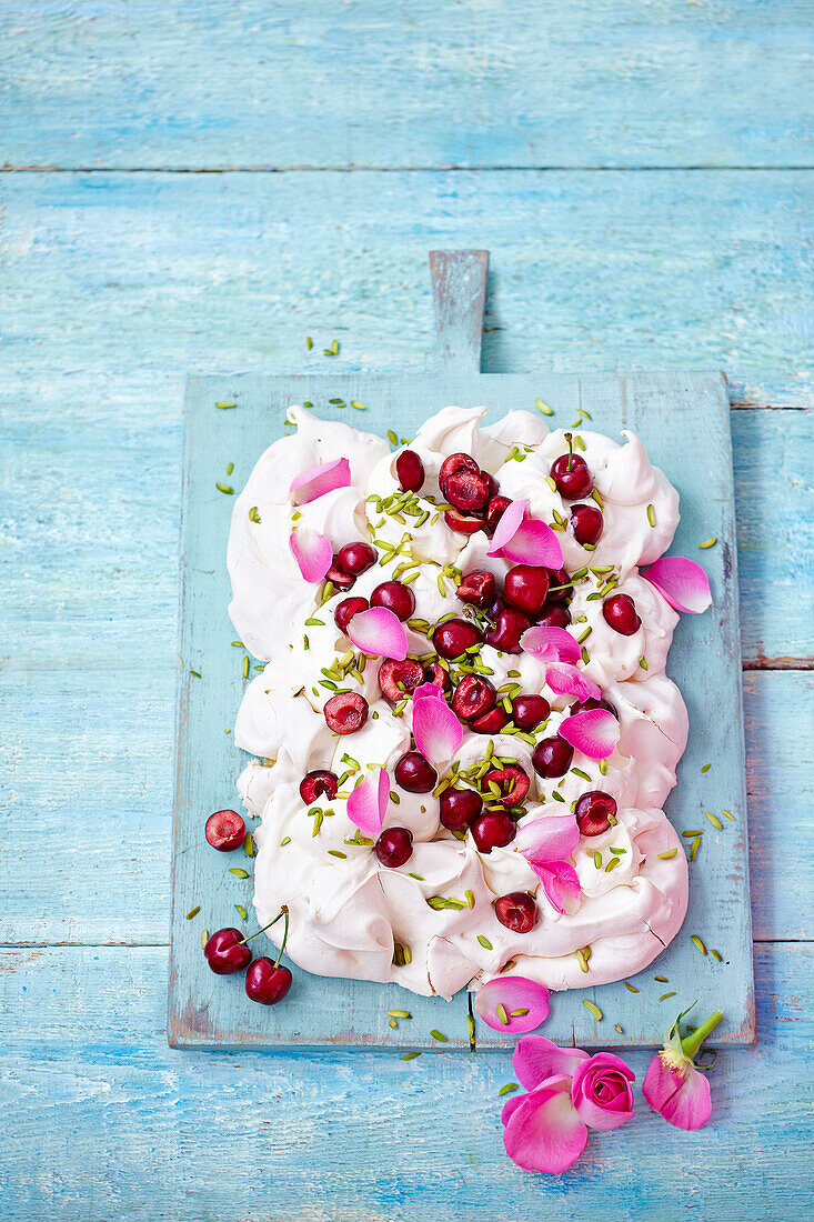 Pavlova mit Kirschen, Rosenblättern und Pistazien