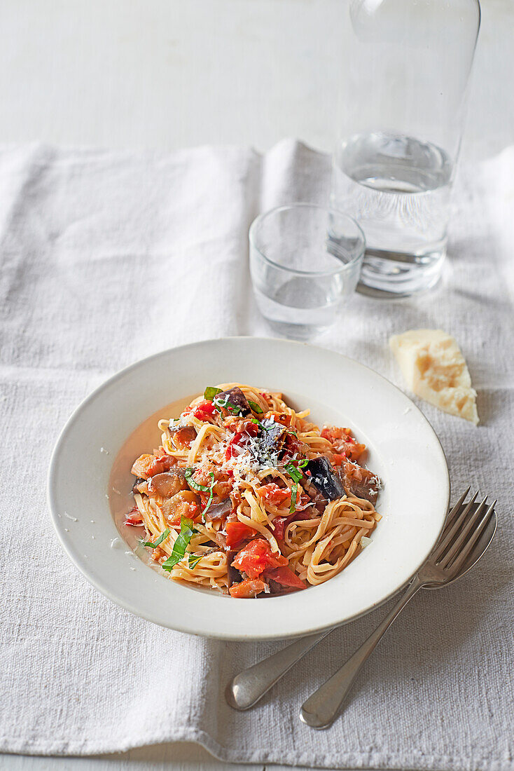 Tagliolini mit Auberginen und Chili