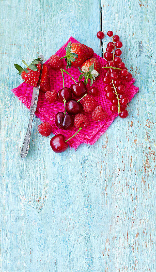 Sommerfrüchte auf pinkfarbenen Tuch