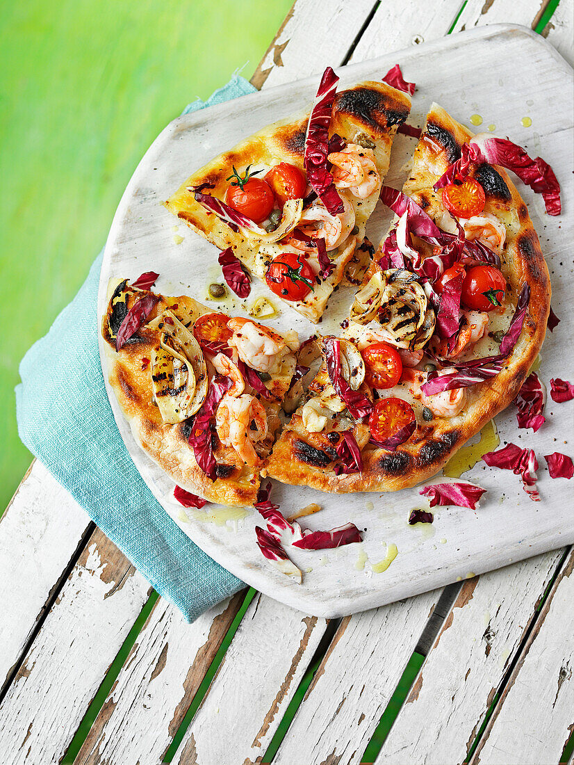 BBQ-Pizza mit Garnelen, Fenchel, Kirschtomaten, Kapern und Pecorino