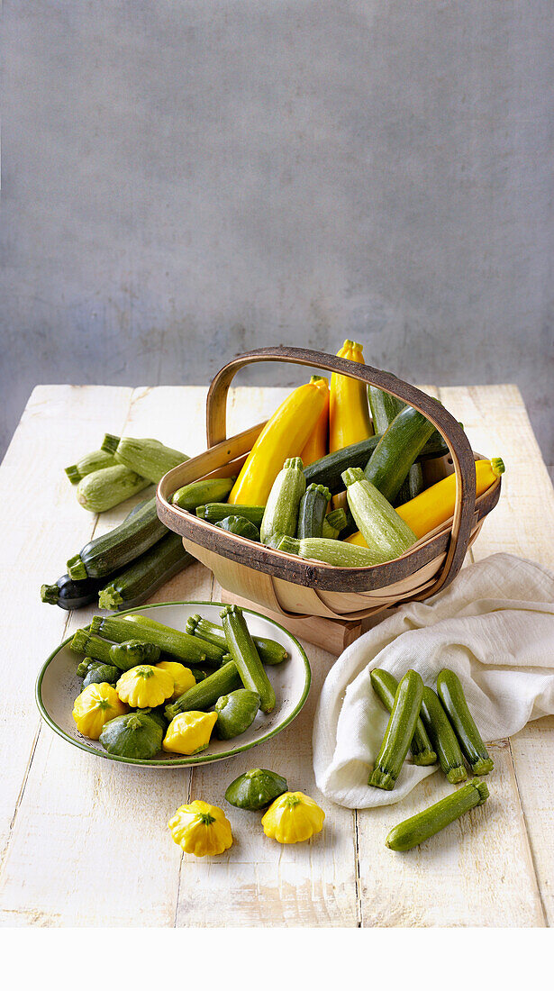 Verschiedene grüne und gelbe Zucchini