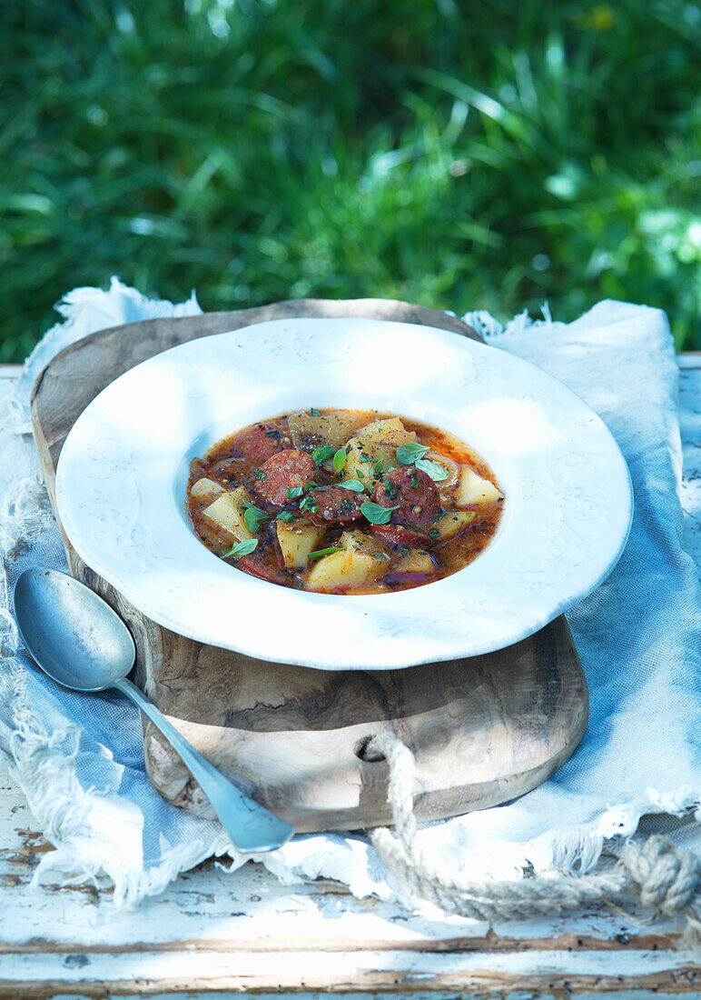 Wurstgulasch mit Kartoffeln