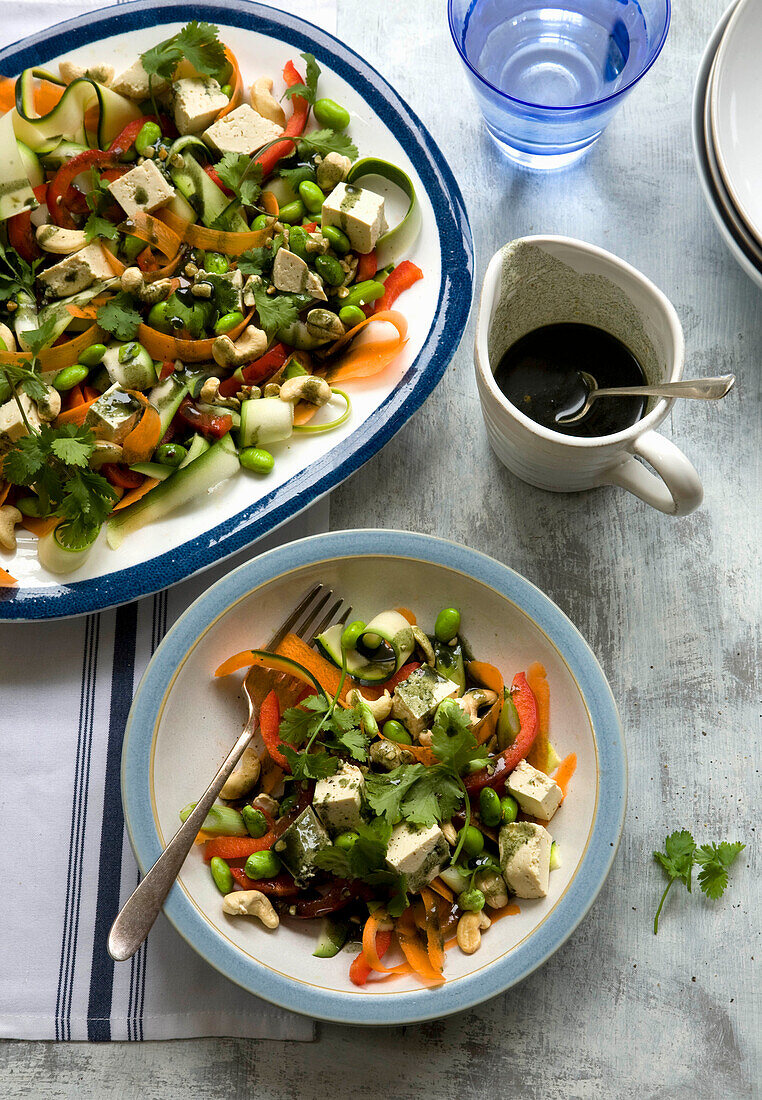 Raw Pad Thai mit Spirulina-Dressing