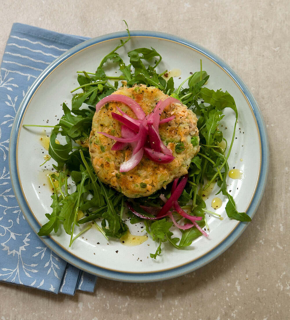 Lachs-Erbsen-Küchlein mit Rucola und eingelegten roten Zwiebeln