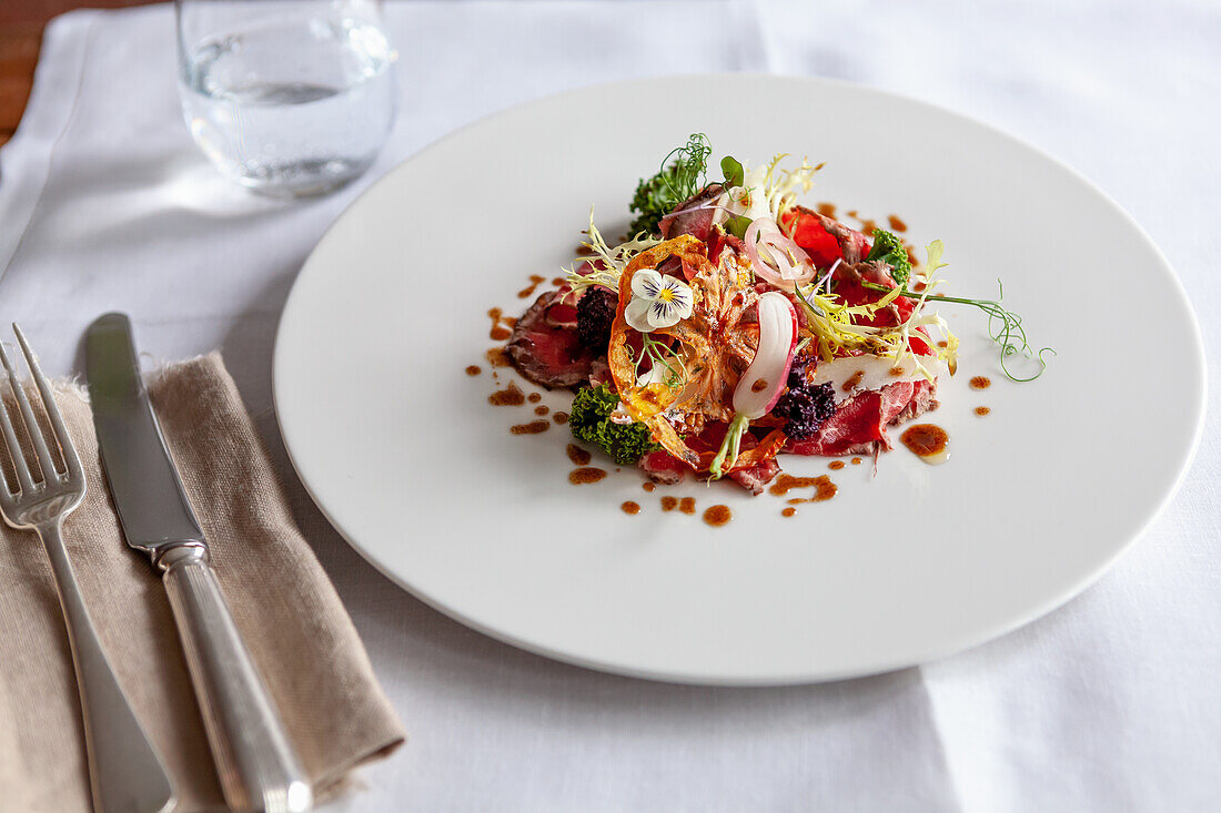 Rindercarpaccio mit gepickeltem Gemüsesalat