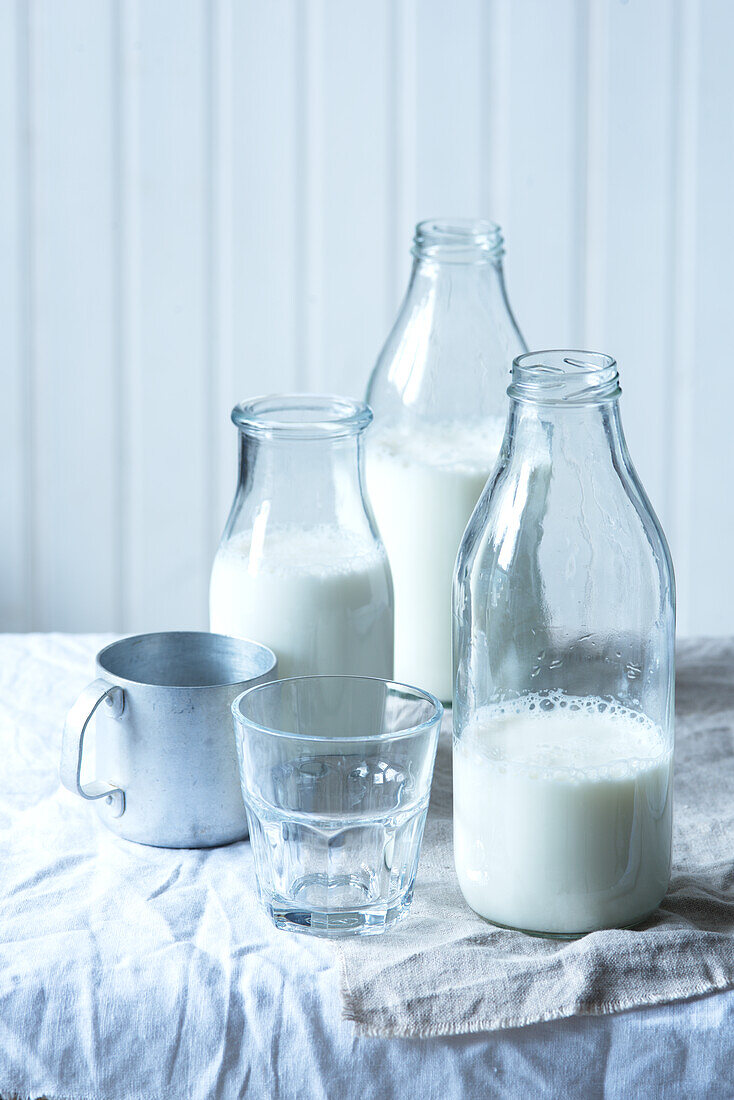 Stillleben mit Milch in Flaschen