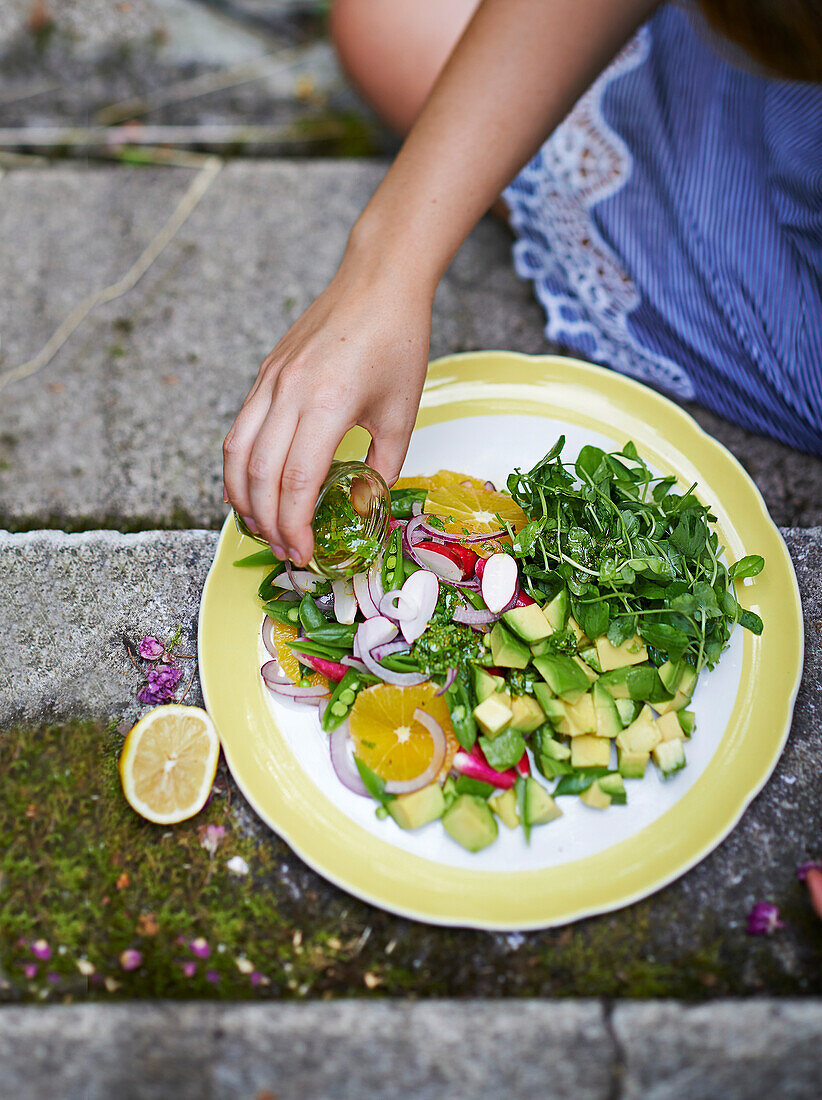 Salat mit Zuckerschoten-, Avocado und Orangen