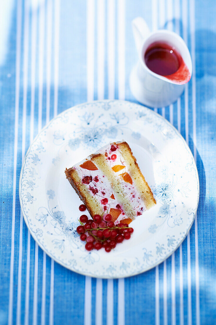 Sommerliche Eistorte mit Pfirsichen und roten Beeren