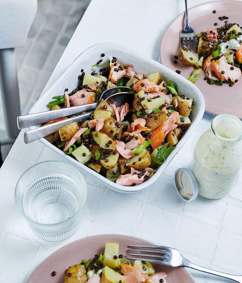 Powersalat mit Belugalinsen, Kartoffeln und Lachs