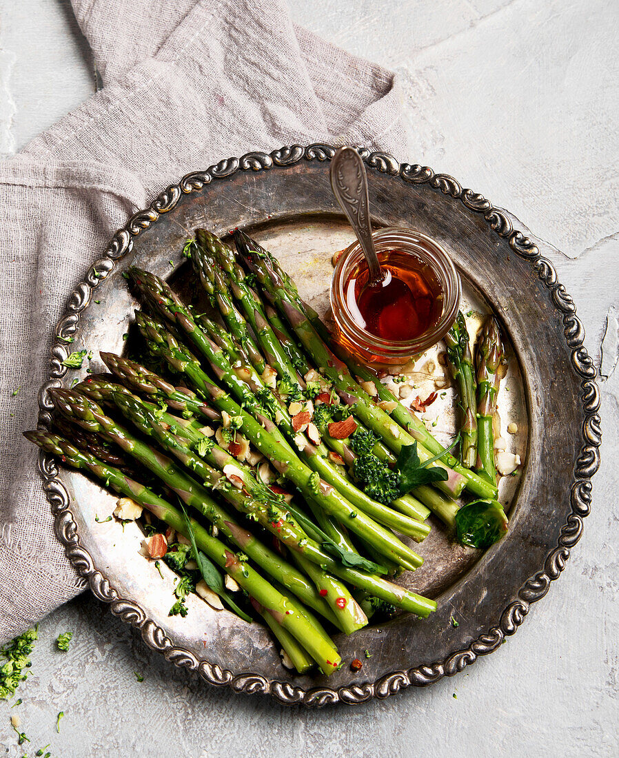 Green asparagus with tomato vinaigrette