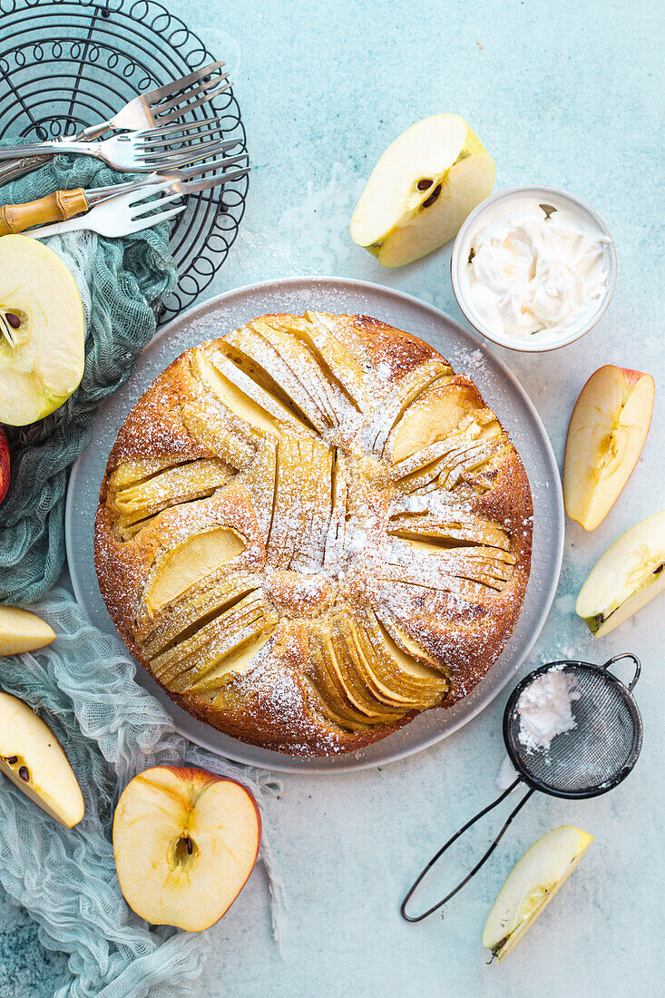 Klassischer Joghurt-Apfelkuchen