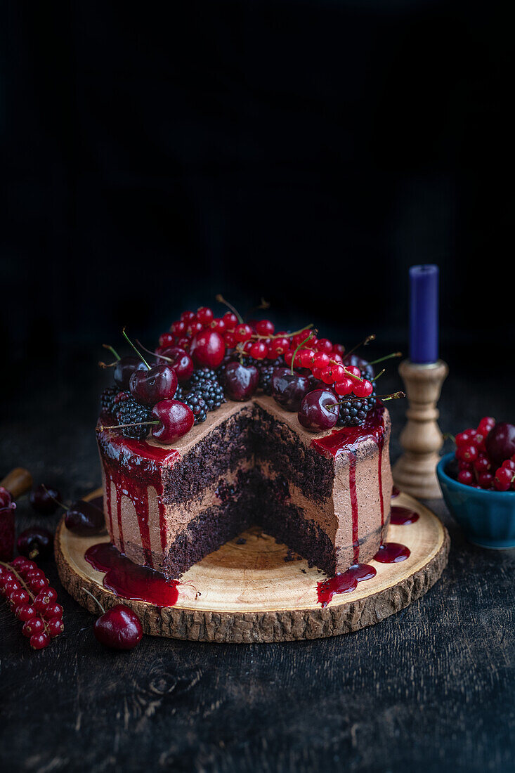 Veganer Schokoladenkuchen mit frischen Sommerfrüchten