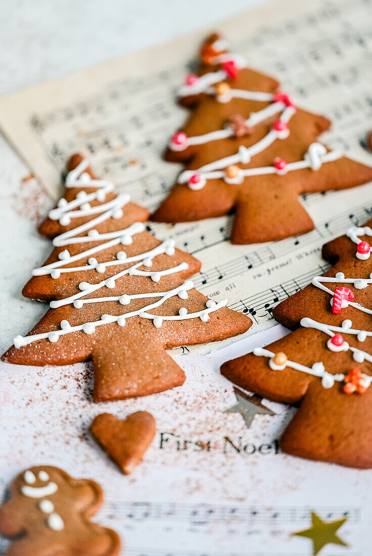 Lebkuchenplätzchen in Tannenbaumform