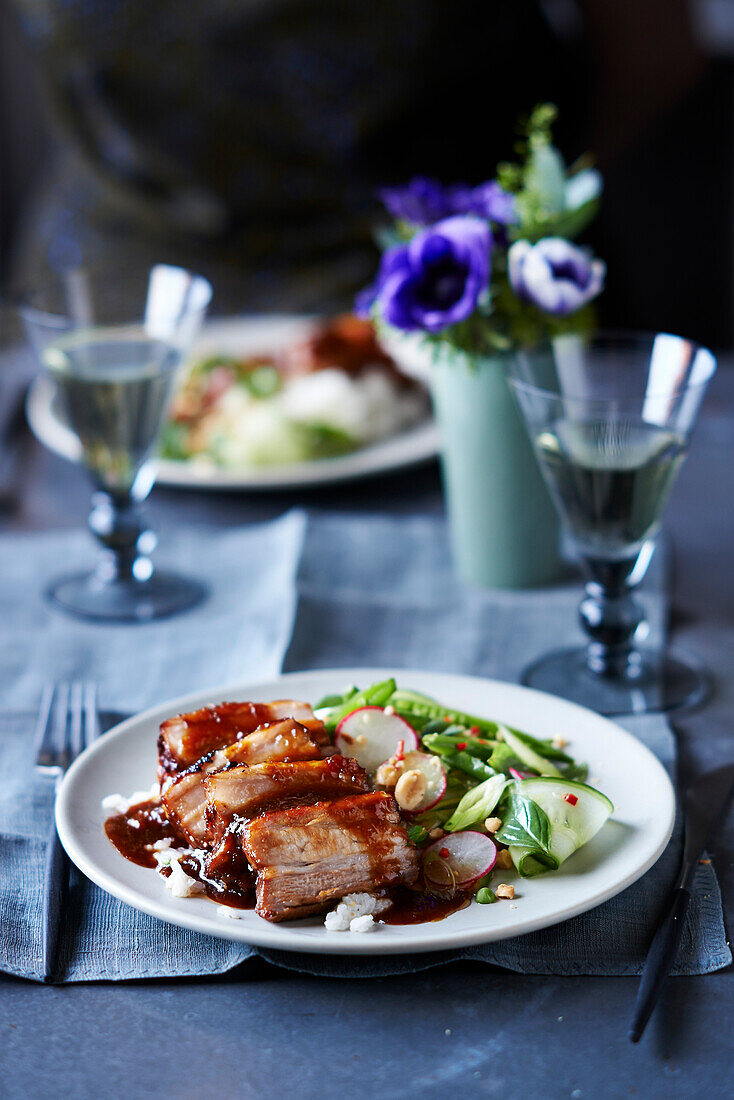 Sticky Schweinebauch mit Salat nach vietnamesischer Art und zerdrückten Erdnüssen