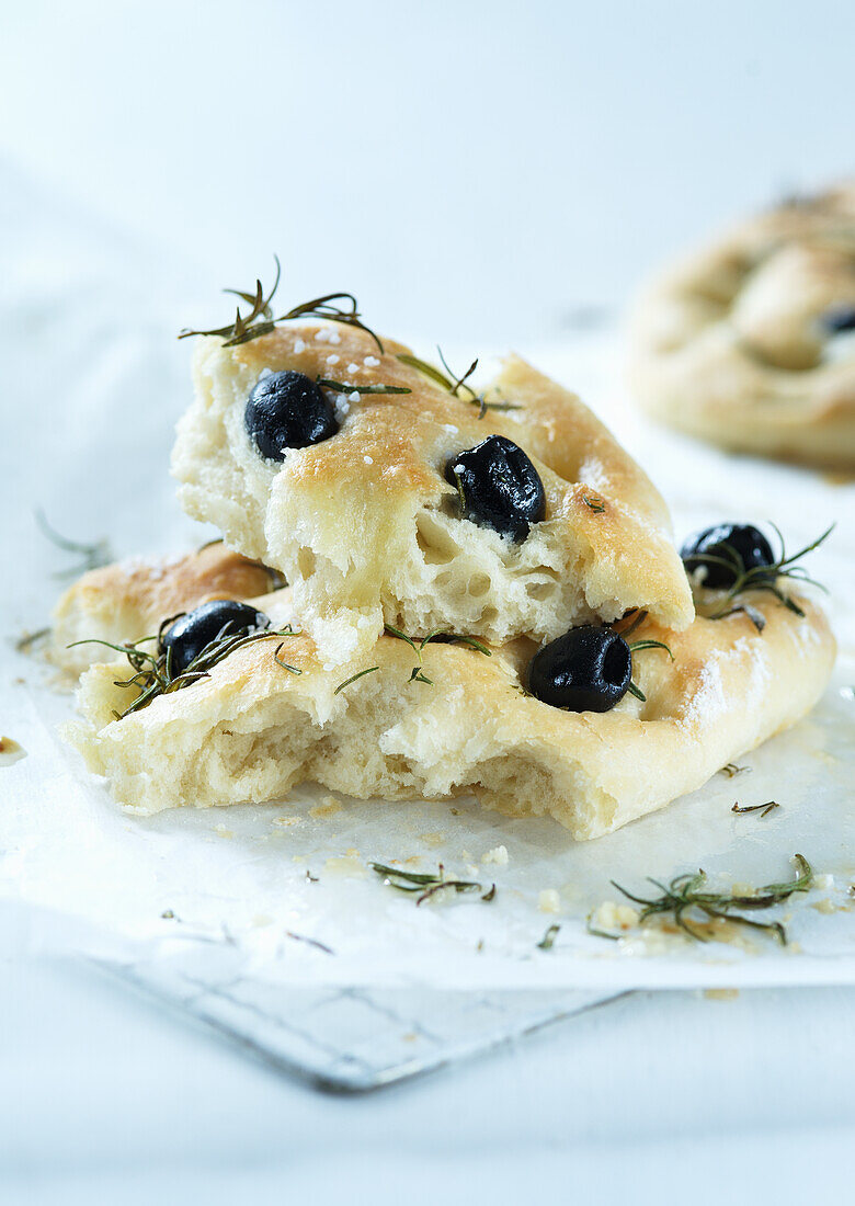 Focaccia mit schwarzen Oliven