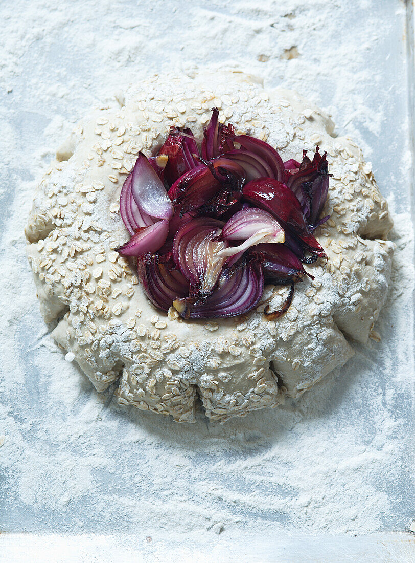 Brot mit roten Zwiebeln (ungebacken)