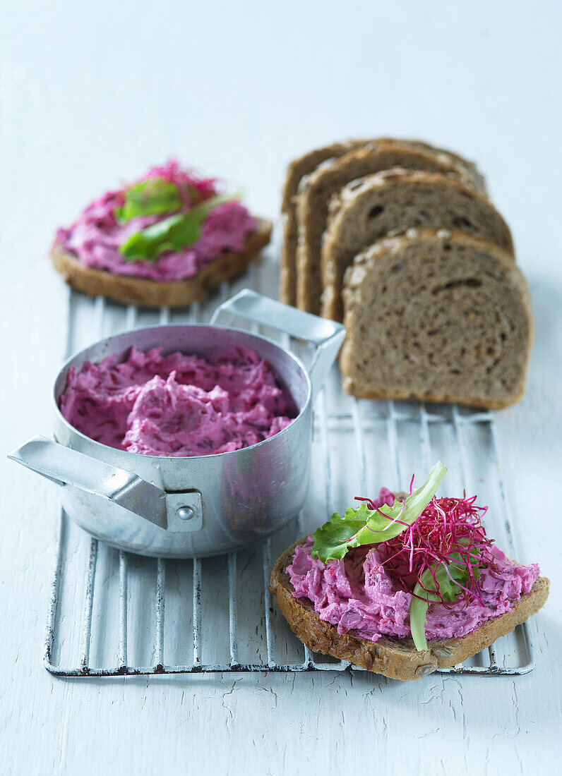 Brot mit Rote-Bete-Aufstrich