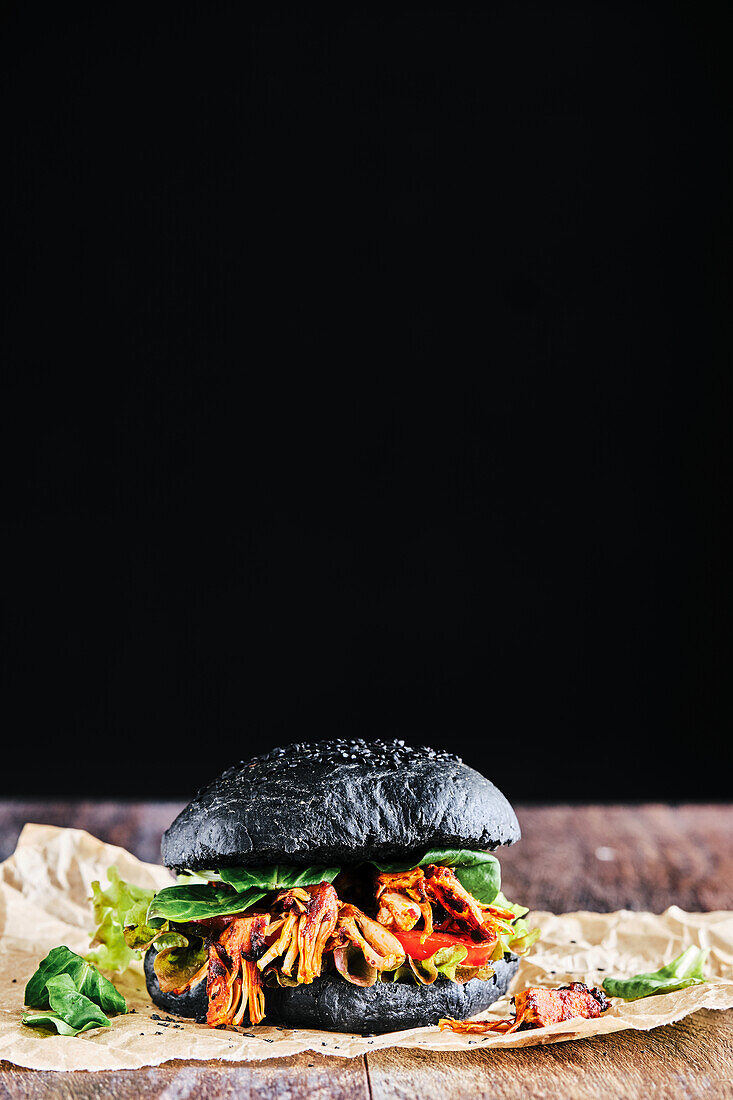 Veganer 'Pulled-Pork'-Burger mit schwarzen Brötchen