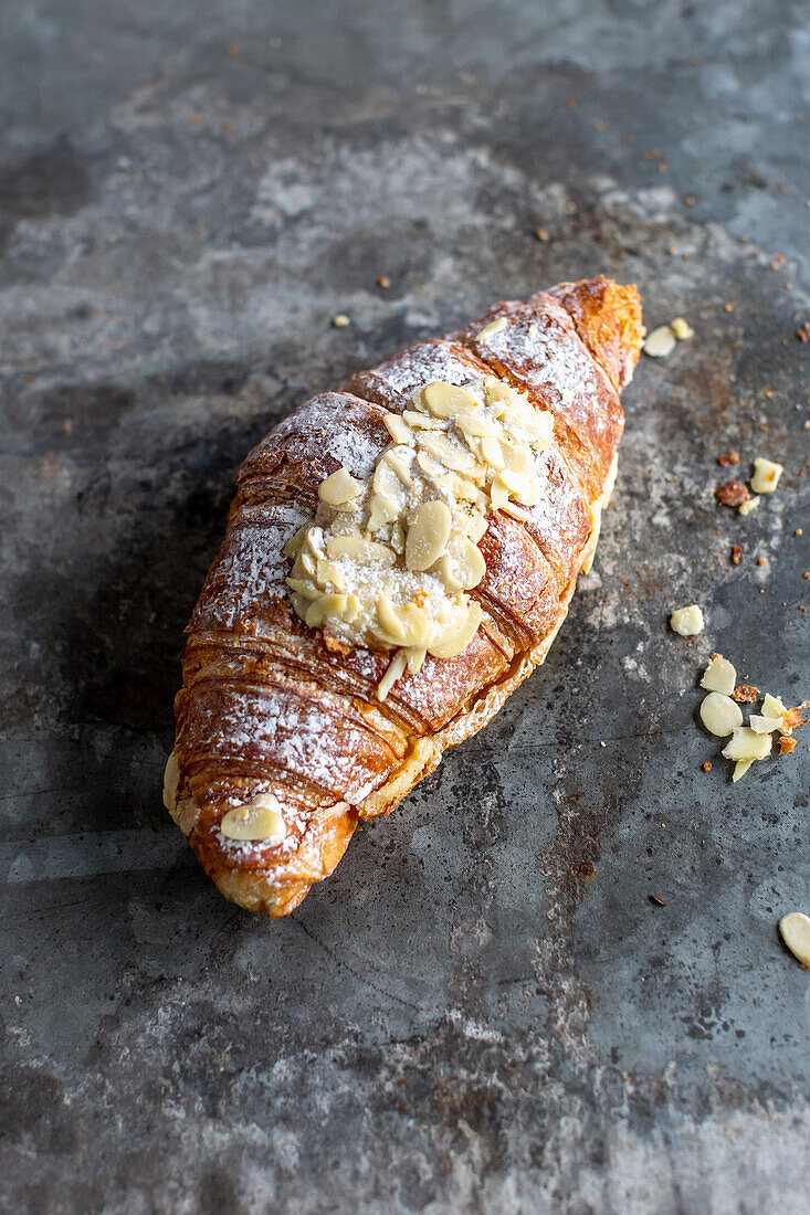 Mandel-Croissant