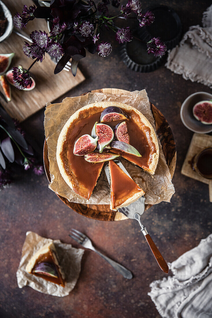 Caramel cheesecake with fig compote, fresh figs and caramel sauce