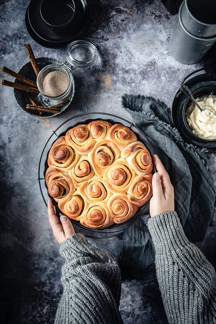 Round baking dish with cinnamon rolls