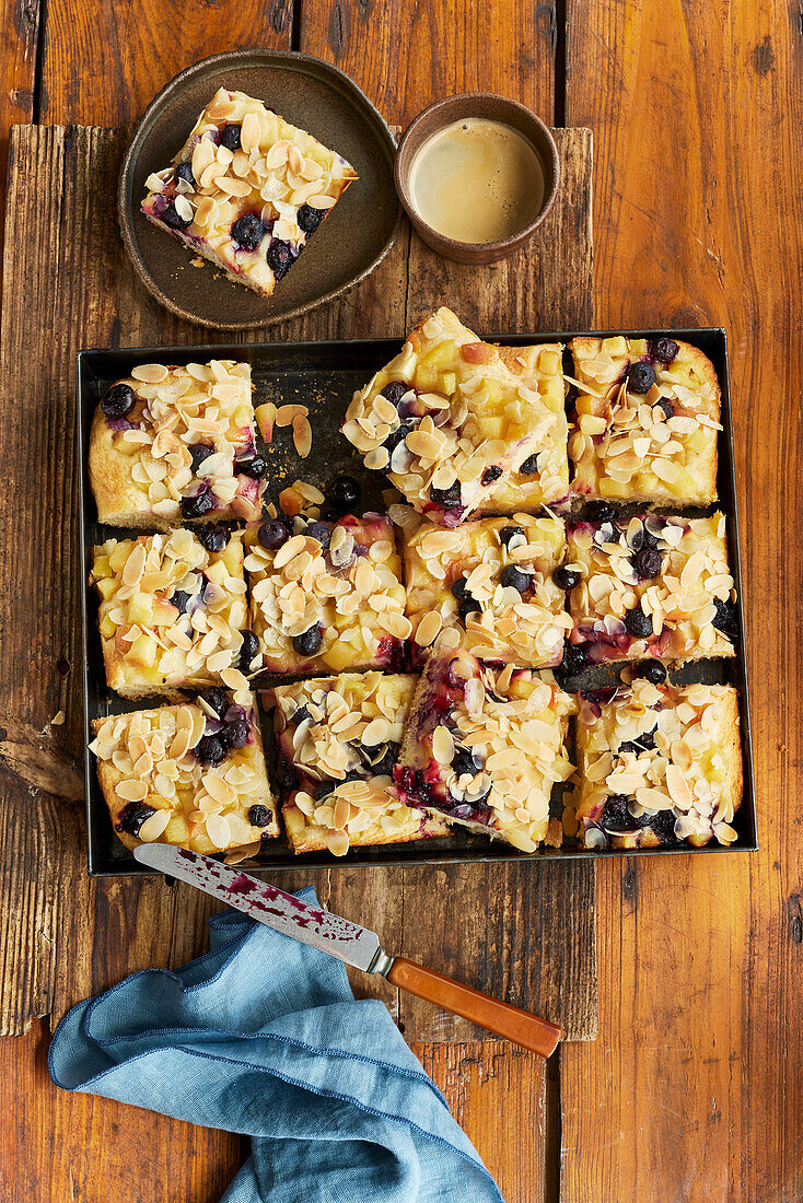 Apfel-Butterkuchen mit Heidelbeeren und Vanille