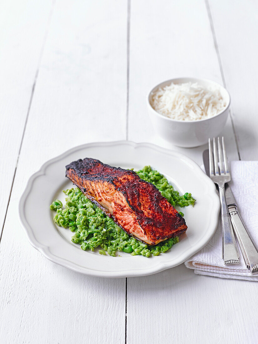 Gegrillter Lachs mit Erbsen-Minz-Püree