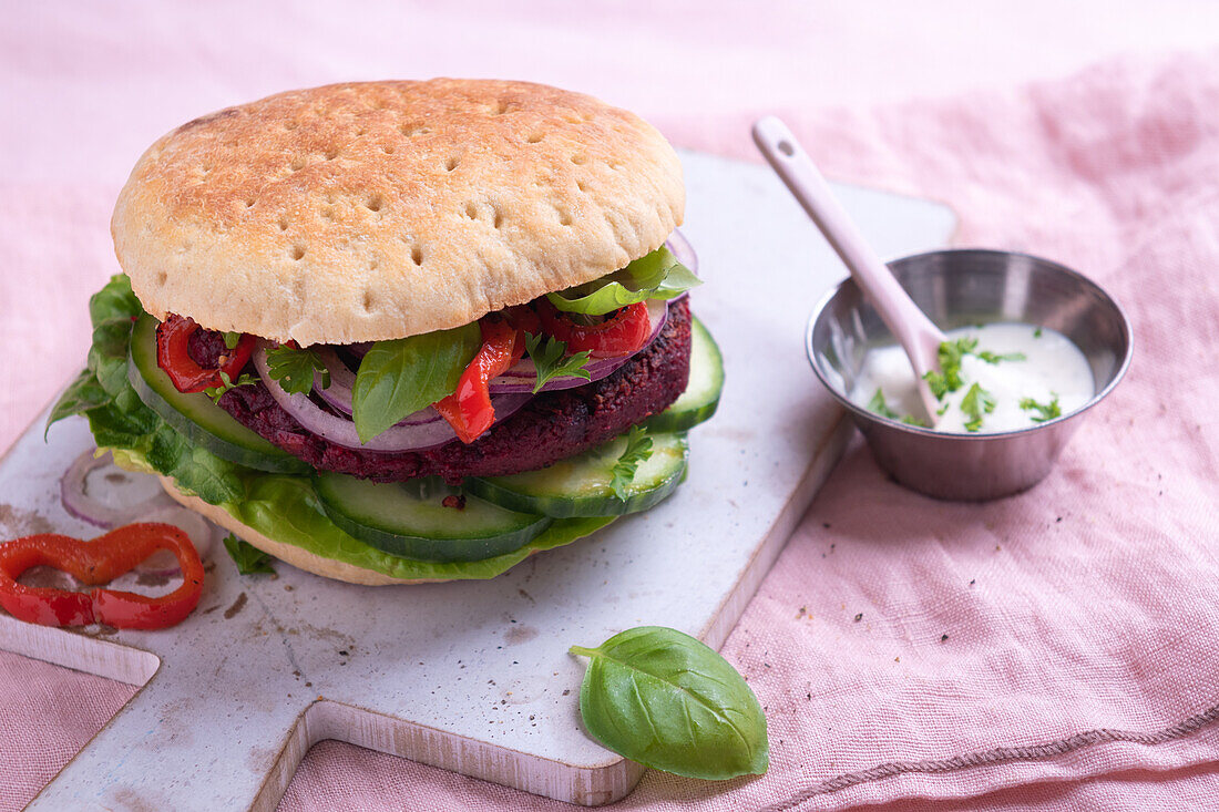 Veganer Burger mit Rote-Bete-Patty und gegrillter Paprika