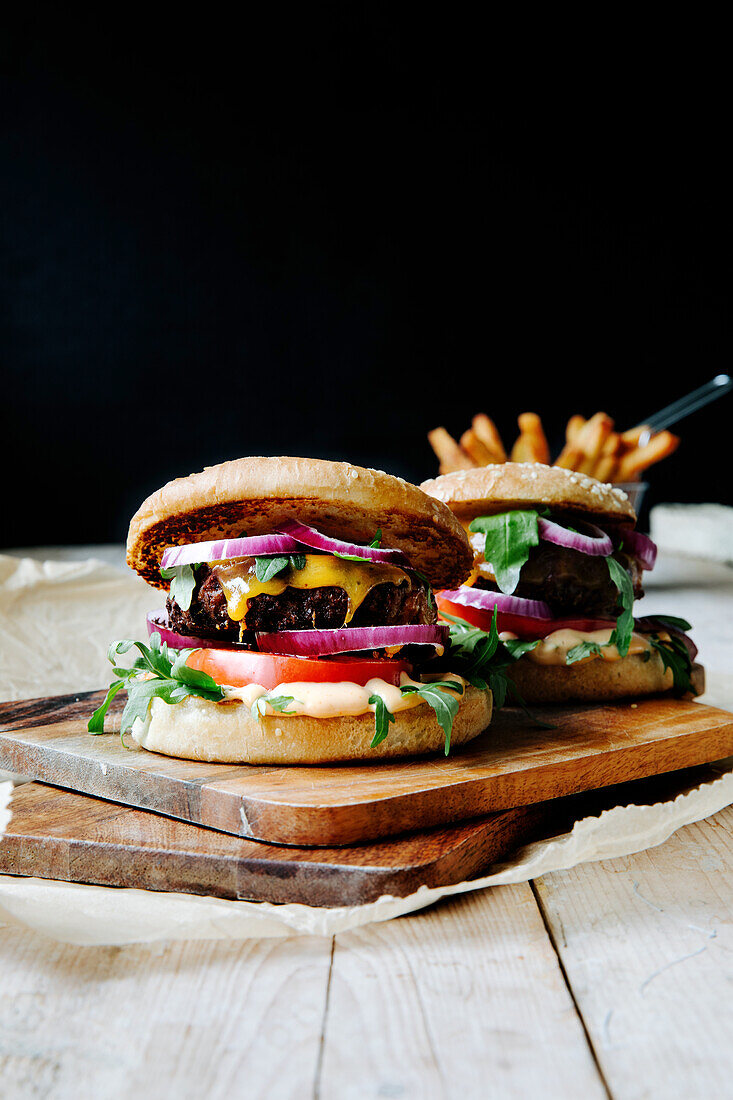 Veggie-Burger mit Käse und hausgemachten Pommes