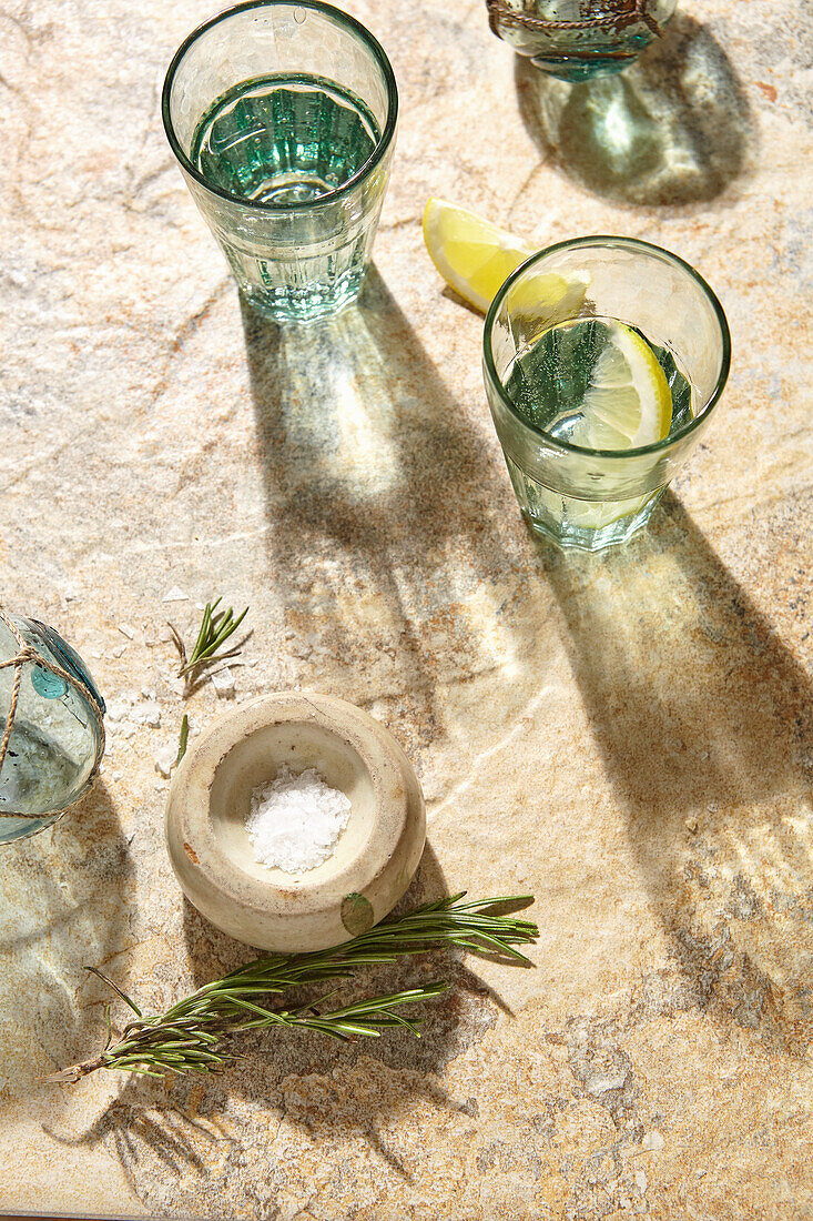 Wasser mit Zitrone, Maldon-Salzflocken, Rosmarin