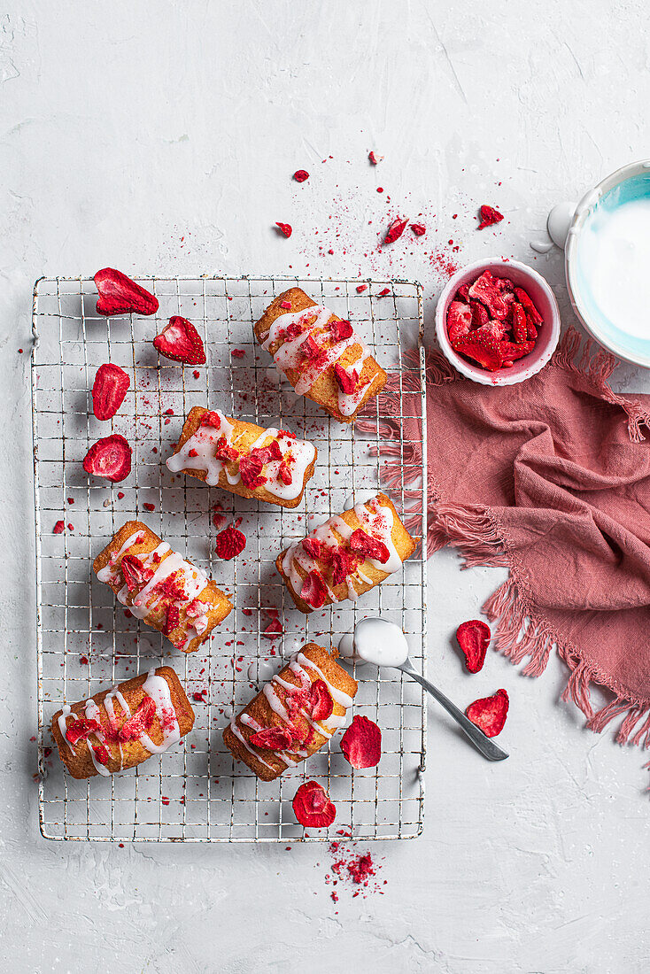 Mini-Biskuitkuchen mit gefriergetrockneten Erdbeeren
