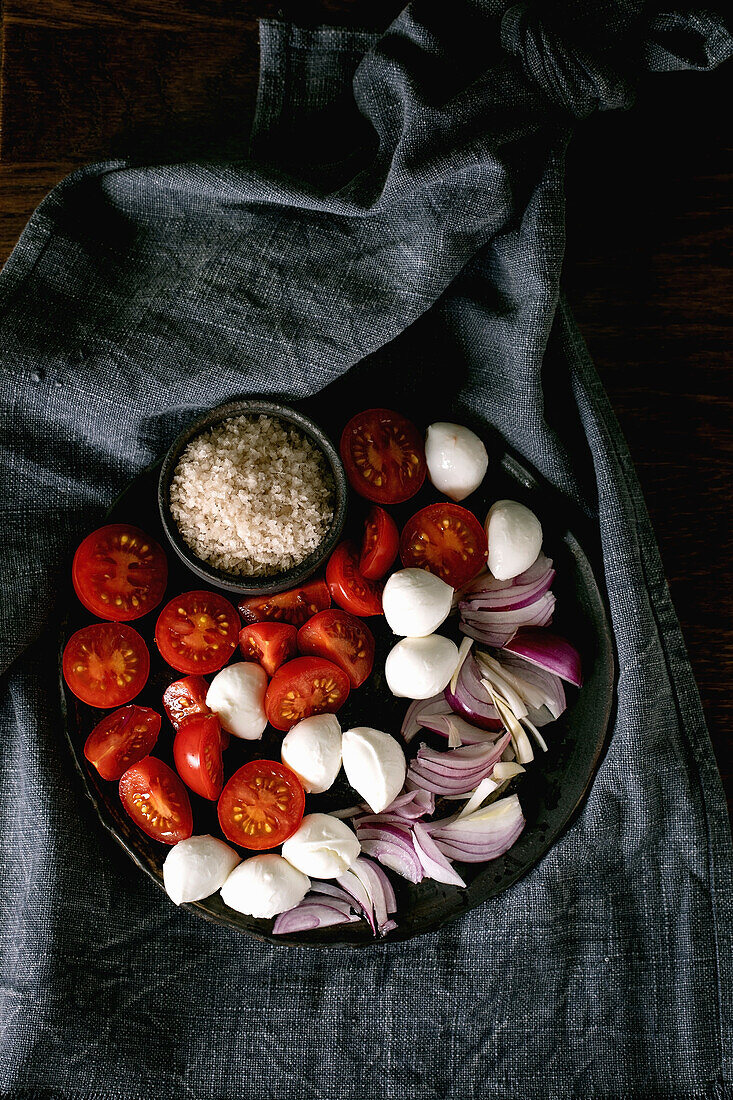 Cherry tomatoes, mini mozzarella, red onions and smoked salt