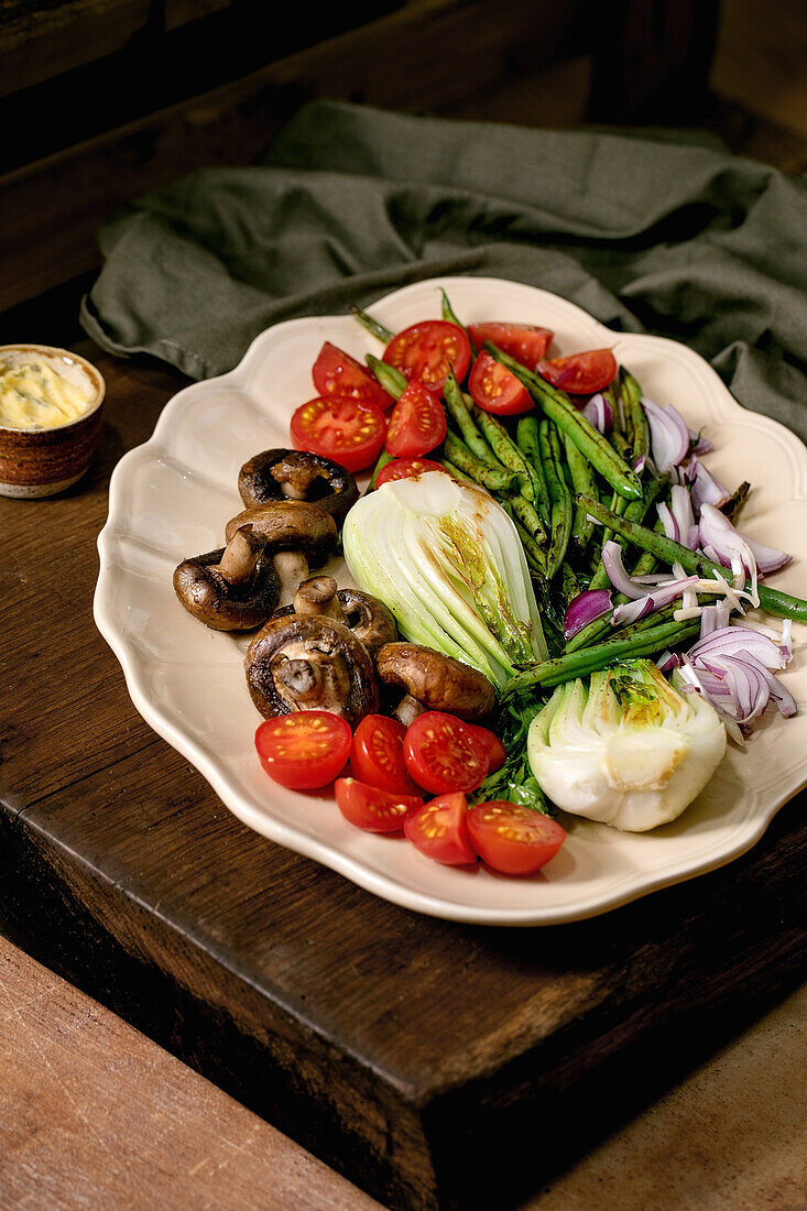 Gemüseteller mit gegrillten Pilzen, Kirschtomaten, grünen Bohnen und Bok Pak Choi