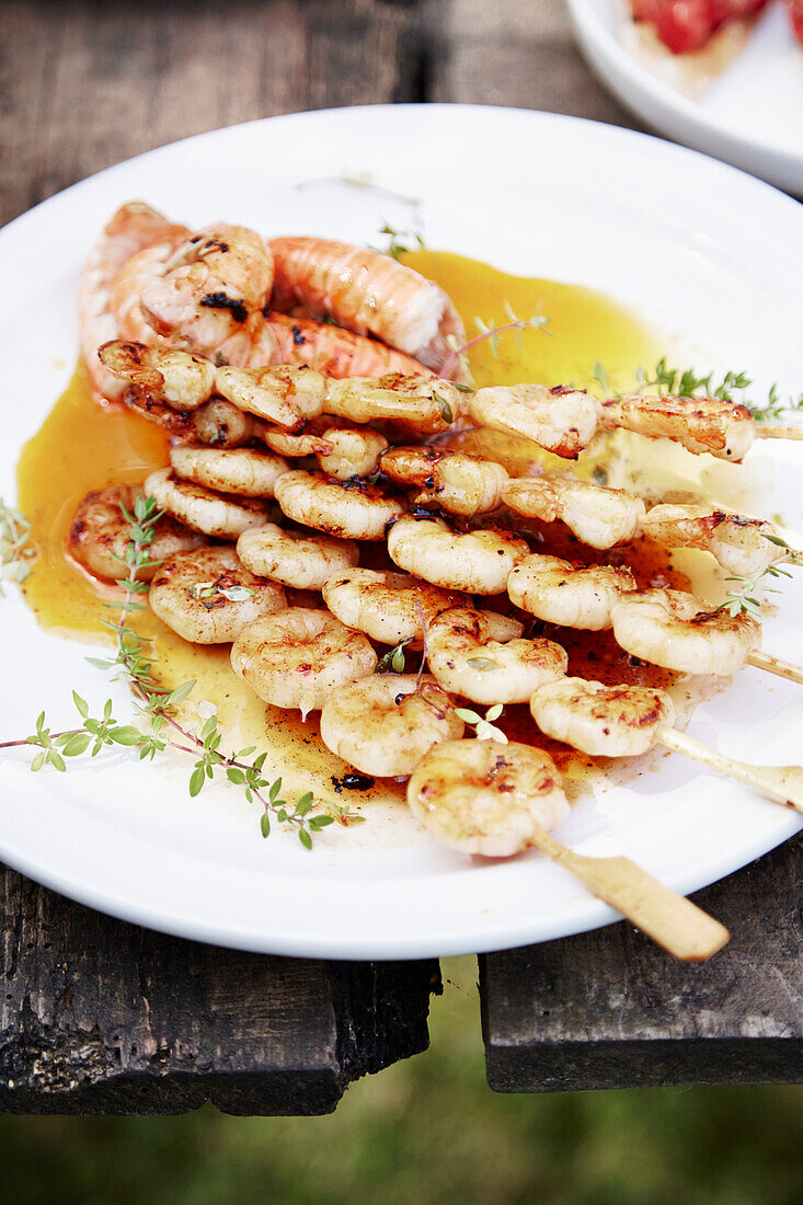 Gegrillte Garnelenspieße in würzigem Dressing