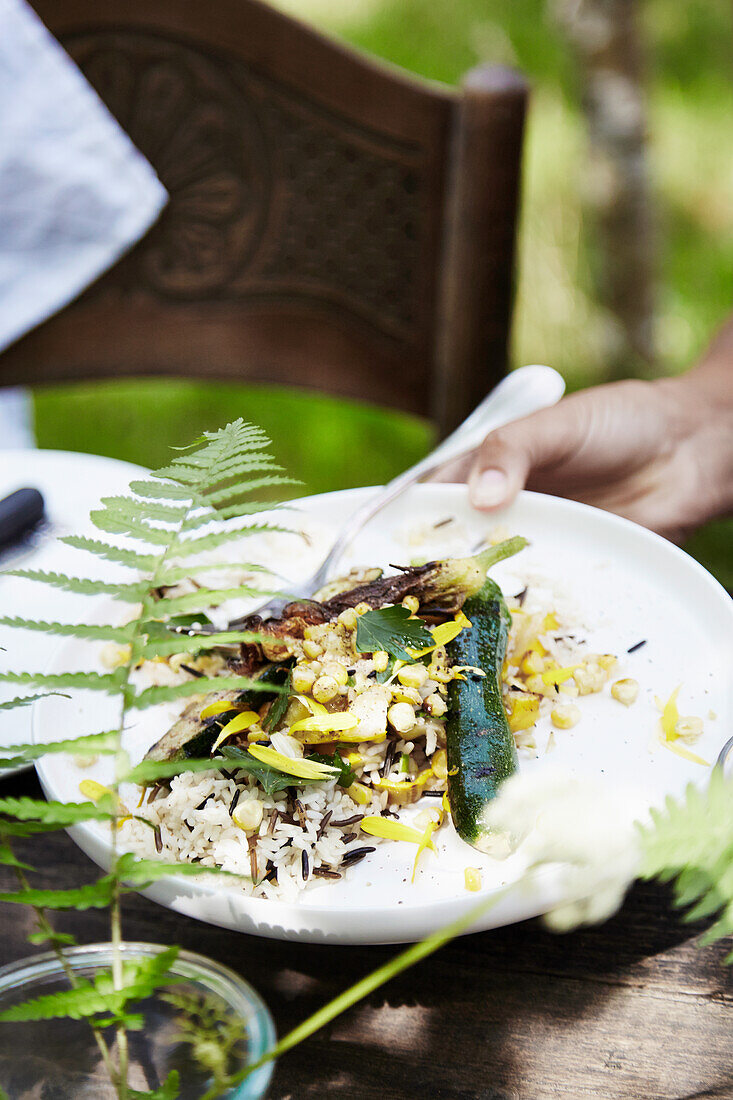 Reissalat mit gegrillten Zucchini und Mais