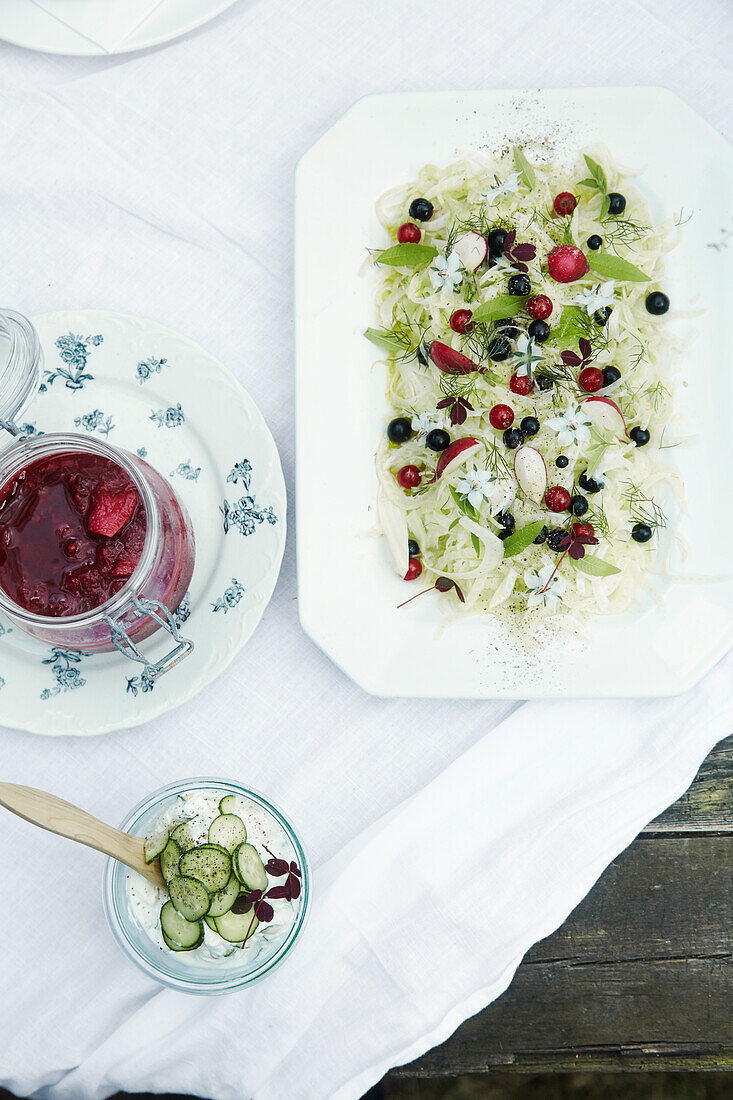 Fenchelsalat mit Johannisbeeren und Sommerkräutern