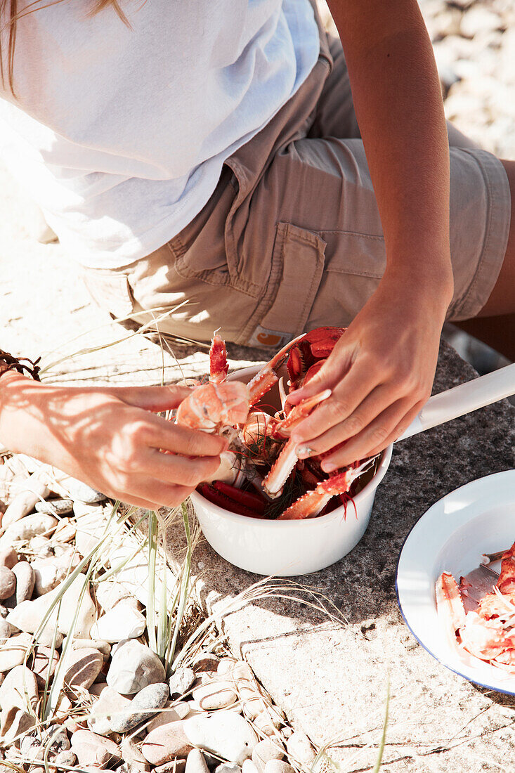 Gekochte Meeresfrüchte am Strand essen
