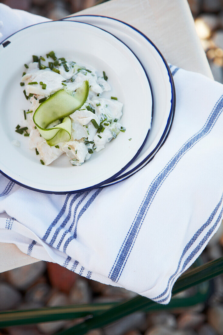 Gebackener Kabeljausalat mit Gurke und Schnittlauch