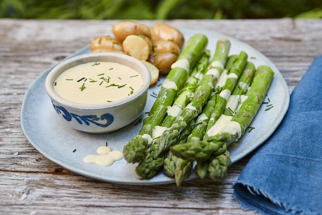 Green asparagus with hollandaise sauce and new potatoes