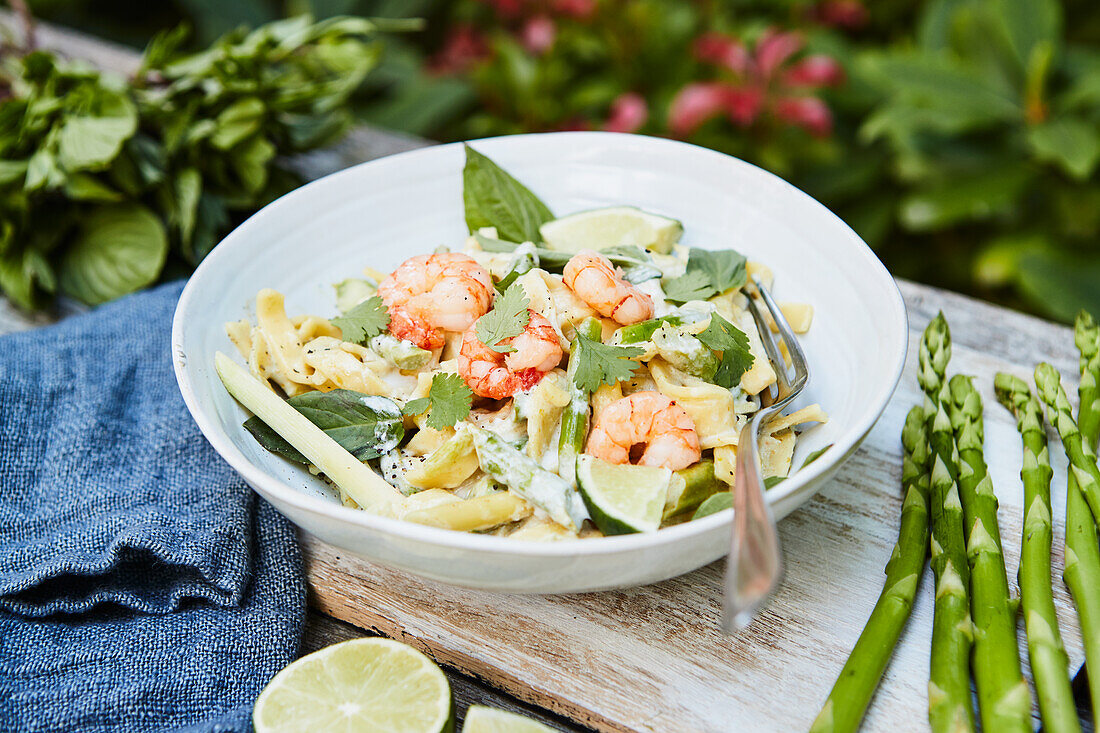 Pasta with asparagus, prawns and limes