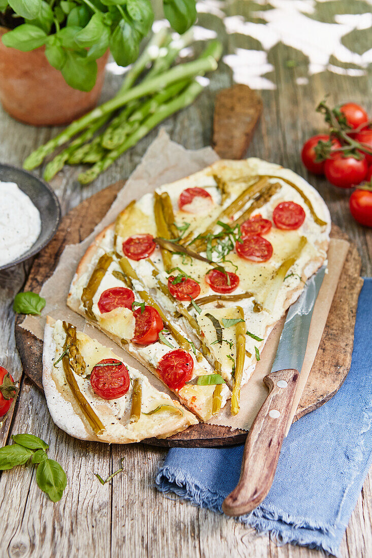 Vegetarian asparagus flambé with tomatoes