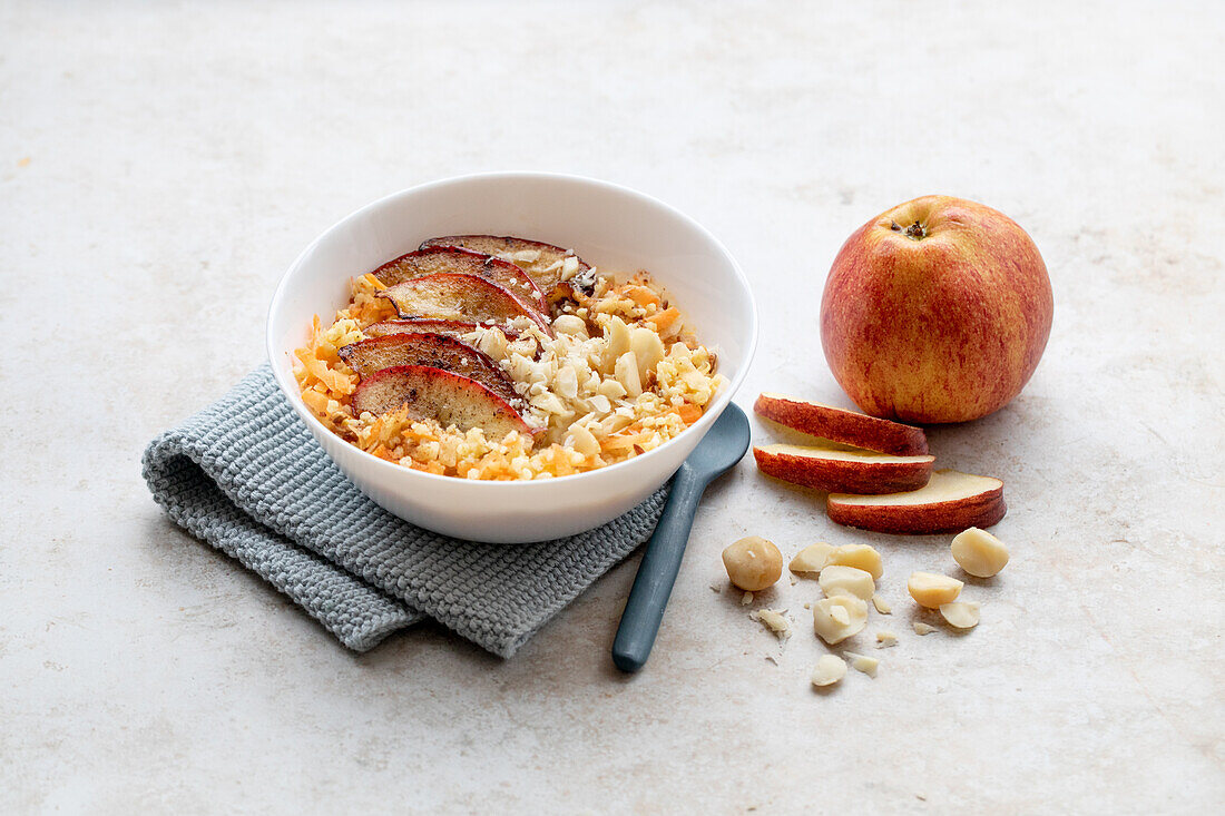 Hirse-Porridge mit gebratenem Apfel und Macadamianüssen