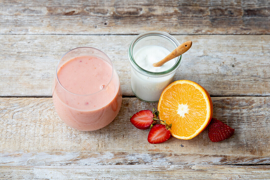 Erdbeer-Joghurt-Drink mit Orange