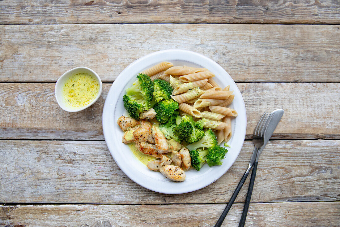 Chicken cutlets with broccoli and wholemeal noodles
