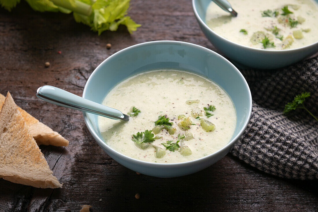 Vegane Stangensellerie-Kokos-Suppe