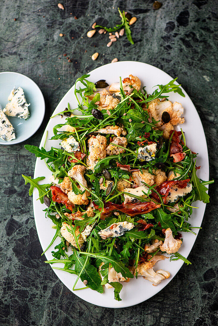 Gebratener Blumenkohlsalat mit Rucola und Blauschimmelkäse