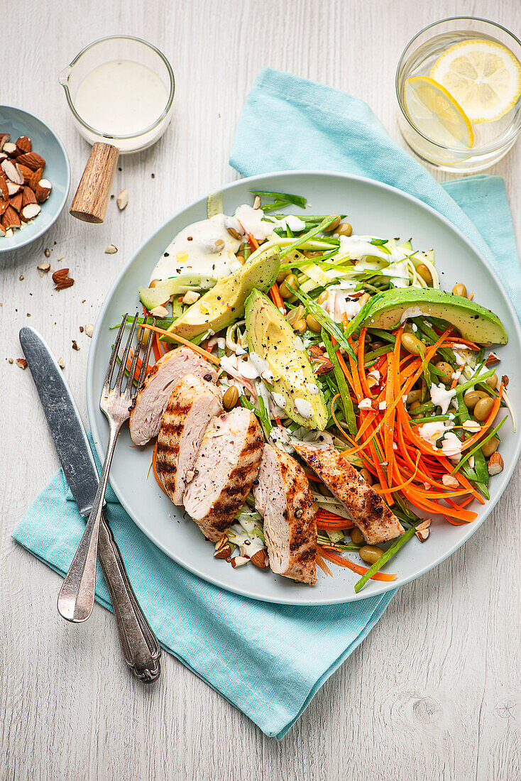 Gegrilltes Hähnchen mit Zucchini-Avocado-Salat